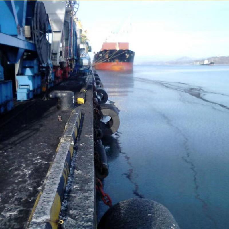 أسطواني المطاط درابزين على رصيف السفينة