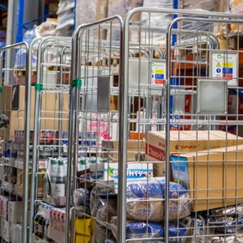 ما هي الفوائد التي تجلبها المعدات الجديدة مثل أرفف المستودعات وعربات اللوجستية إلى صناعات الإنتاج الحديثة