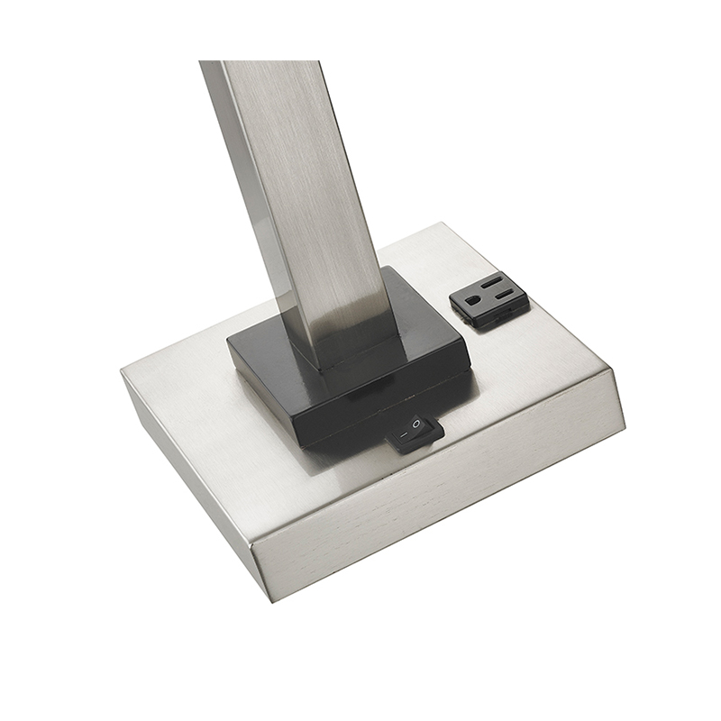 مصباح طاولة منضدة واحدة في غرفة الضيوف