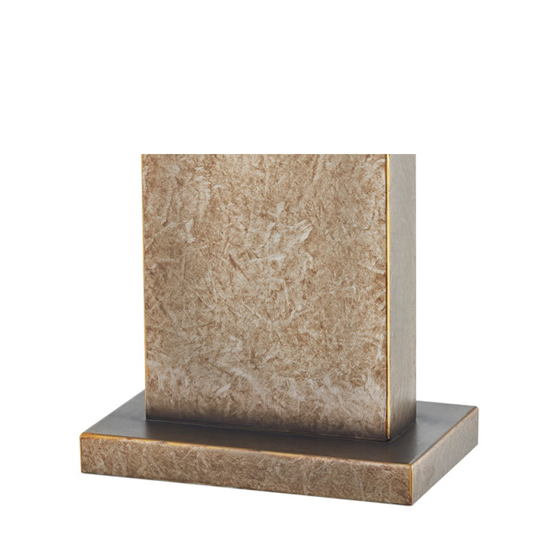 مصباح طاولة حديدي عتيق ديكور عند مدخل المساحة العامة