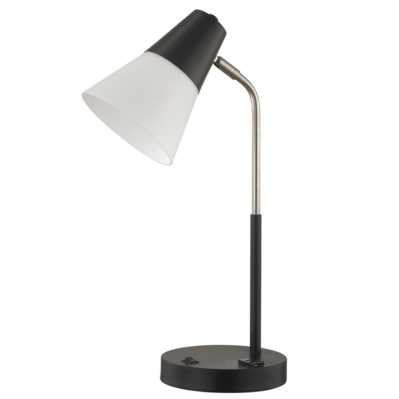 مصباح مكتب Hampton Inn Hotel مع مفتاح Rocker على/off ومنافذ مريحة في غرفة ضيوف الفندق