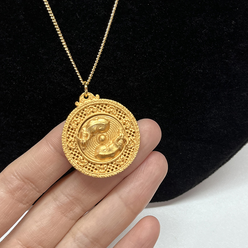 24K الذهب-مطلي ثلاثة ثلاثة-قلادة الثروة ذات الثروة المصنوعة من الضفدع مع فليجري معقدة وشخصية فو من أجل الازدهار والثروة